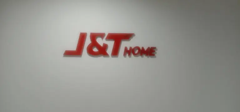 ตัวอักษรอะคริลิคโลโก้ J&T Home ติดผนัง