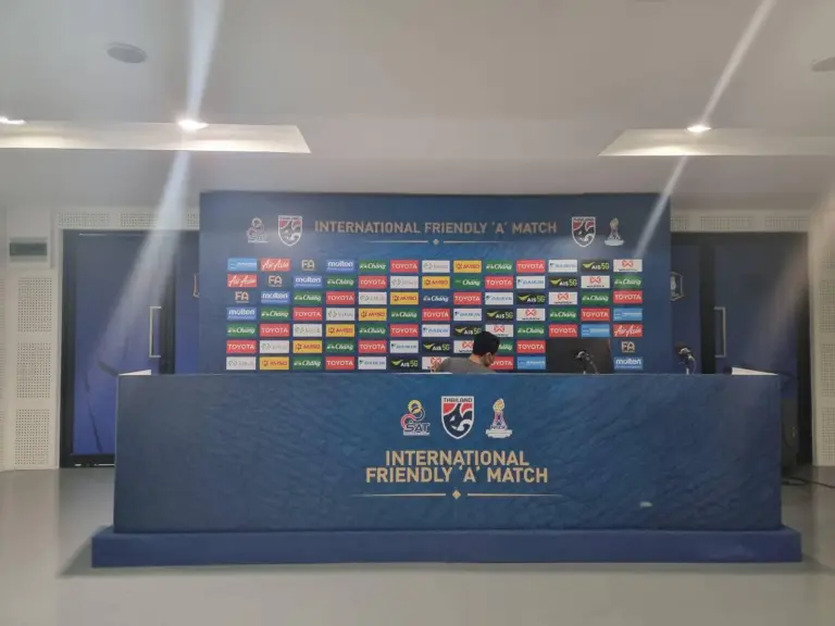 แบ็คดรอปและโต๊ะแถลงข่าวฟุตบอล International Friendly Match