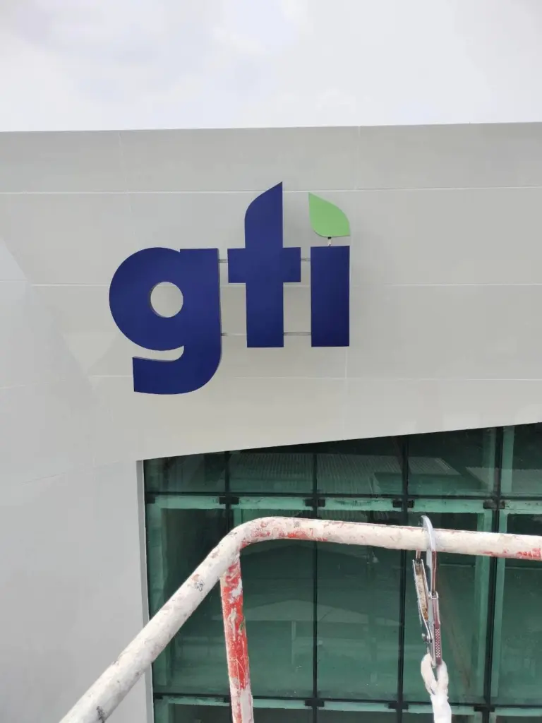 โลโก้ gti ติดฟาซาดอาคารสำนักงาน