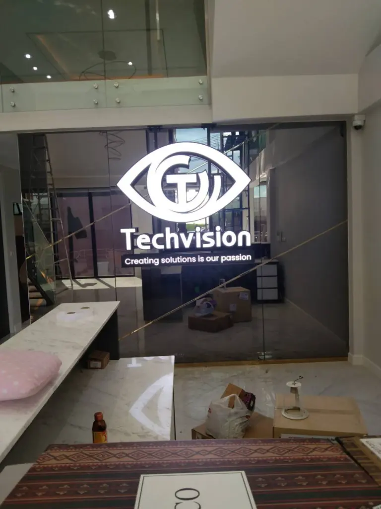 โลโก้ Techvision บนกระจกสำนักงาน