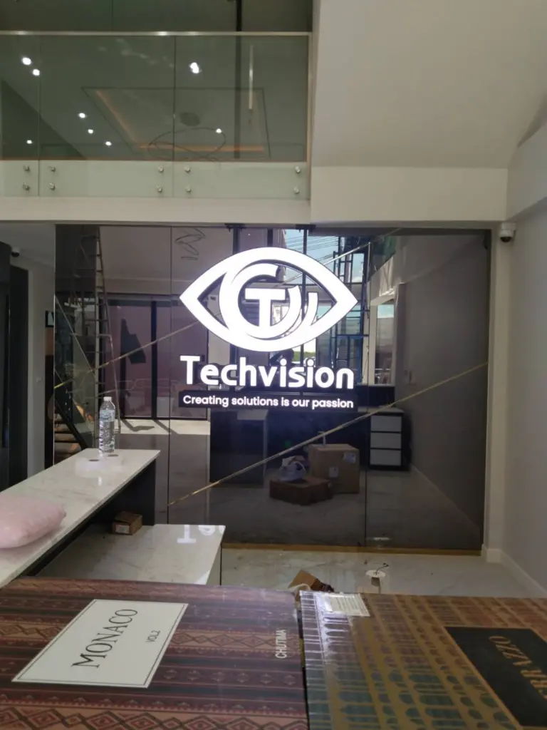 โลโก้ Techvision บนกระจกสำนักงาน