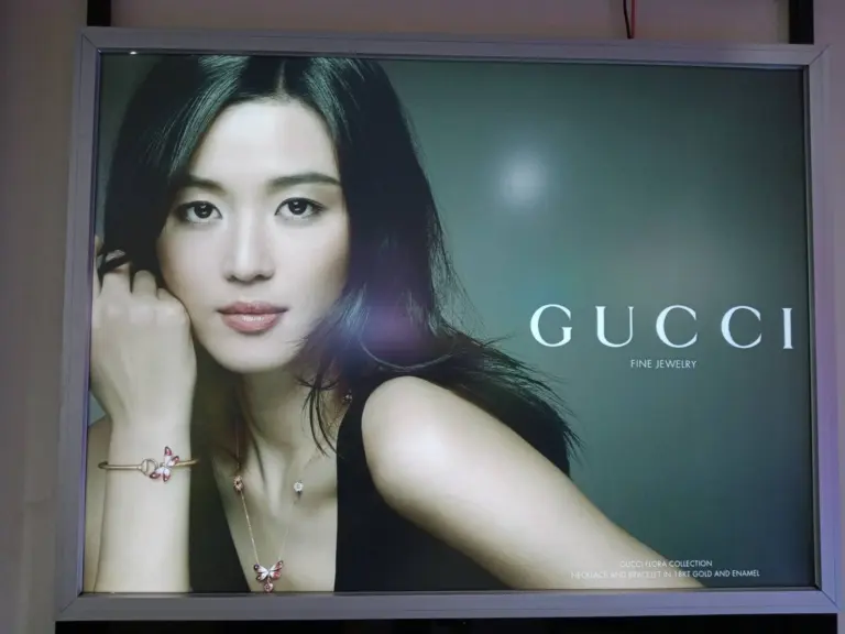 กล่องไฟเฟรมบางภาพโฆษณา GUCCI