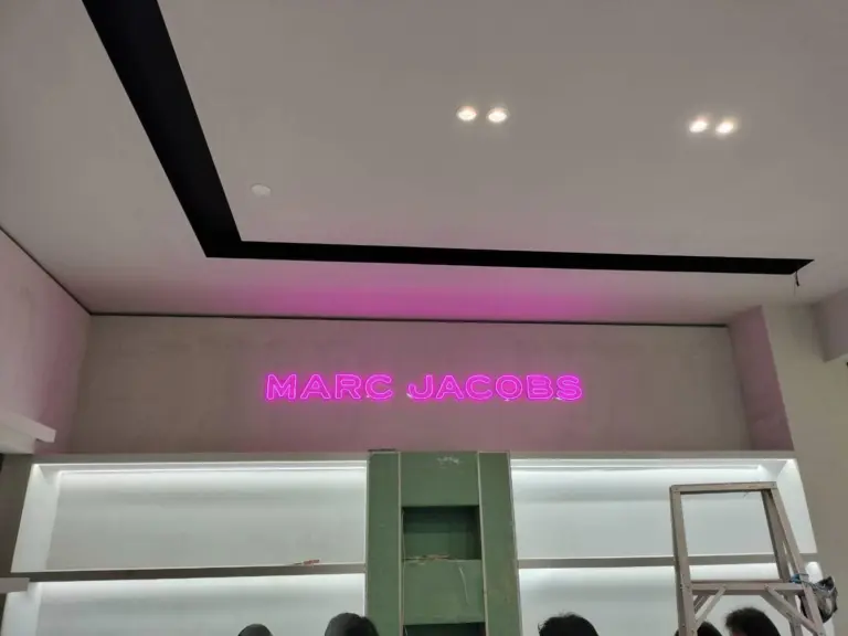 ป้ายไฟนีออนเฟล็กซ์โลโก้ Marc Jacobs บนผนังร้าน