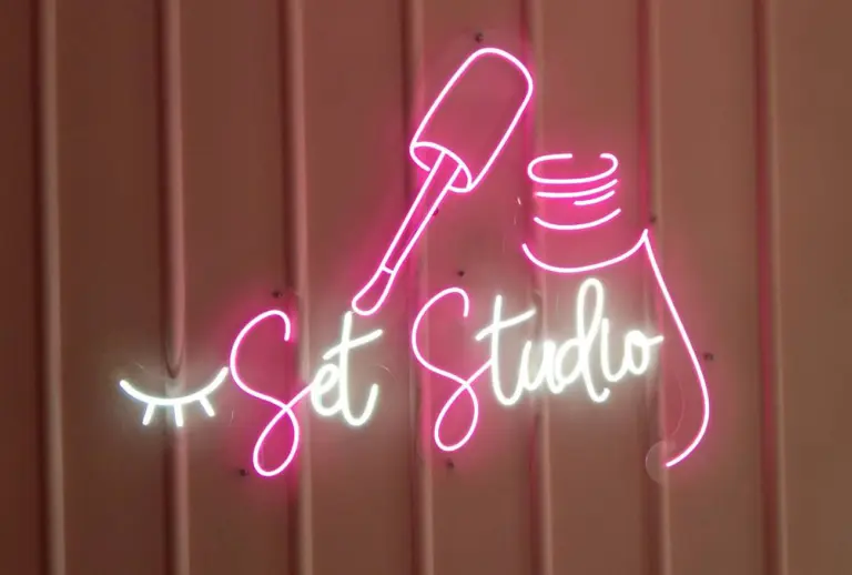 ป้ายไฟนีออนเฟล็กซ์ Set Studio ติดผนังโดยตรง
