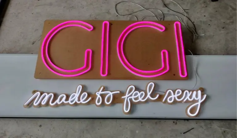 ป้ายไฟนีออนเฟล็กซ์ GIGI ติดบนแผ่นอะคริลิค