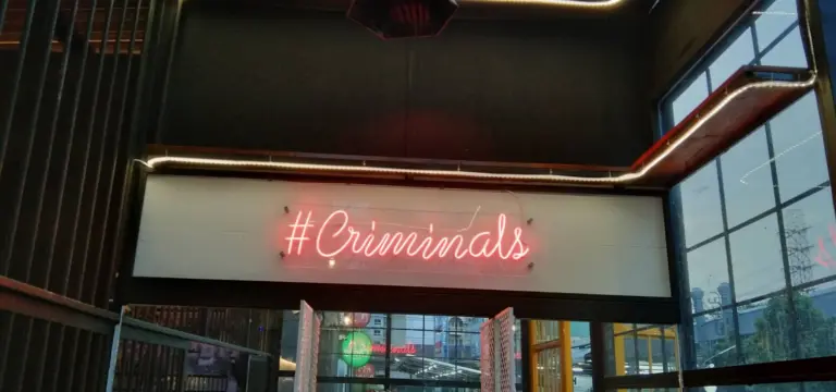 ไฟนีออนเฟล็กซ์ #Criminals ภายนอกอาคารยามค่ำ