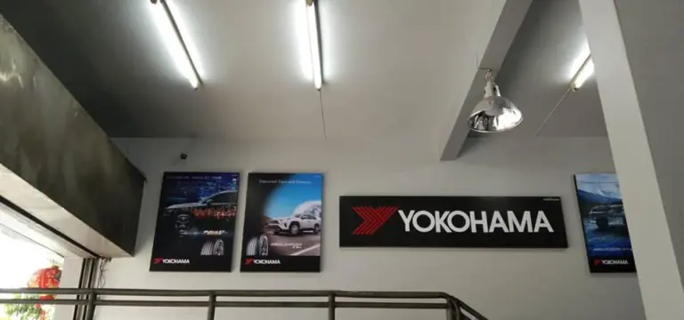 โปสเตอร์และป้าย Yokohama ติดผนังร้านยาง