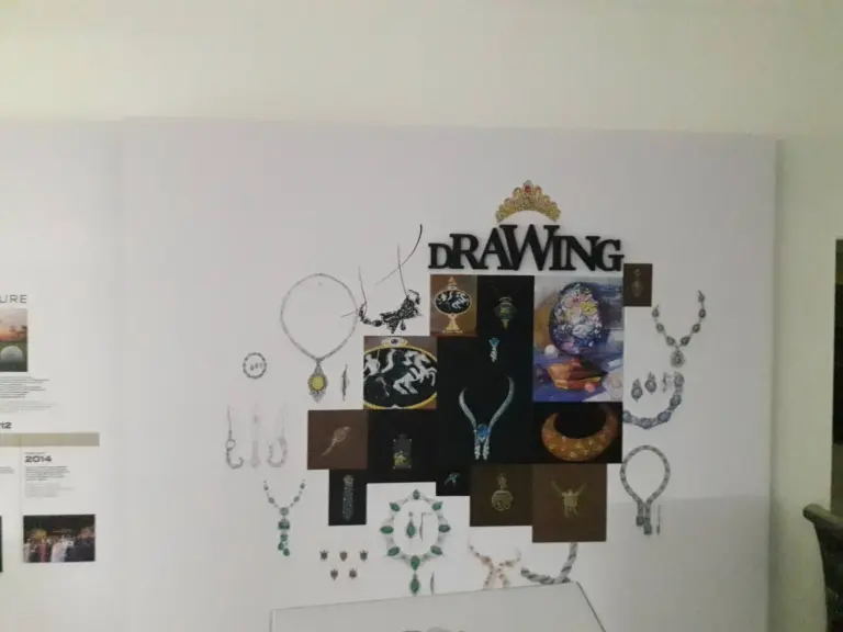 สติ๊กเกอร์ตกแต่งผนังร้านลายเครื่องประดับและโลโก้ DRAWING