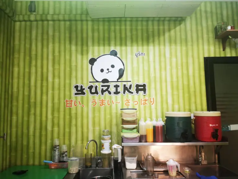 วอลเปเปอร์ลายไผ่พร้อมโลโก้ร้าน Yurika ในร้านเครื่องดื่ม
