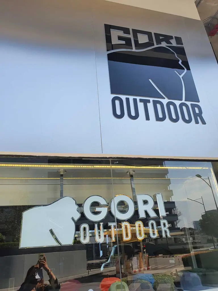 สติ๊กเกอร์ไดคัทโลโก้ GORI OUTDOOR บนกระจกหน้าร้าน